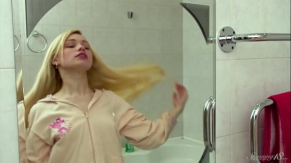 Coed With Small Boobs Olya Showering Makes You Envious Of The WATER!