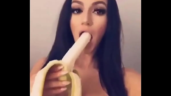 Testing the throat with a banana : Instagram: Amanda.figueredo024